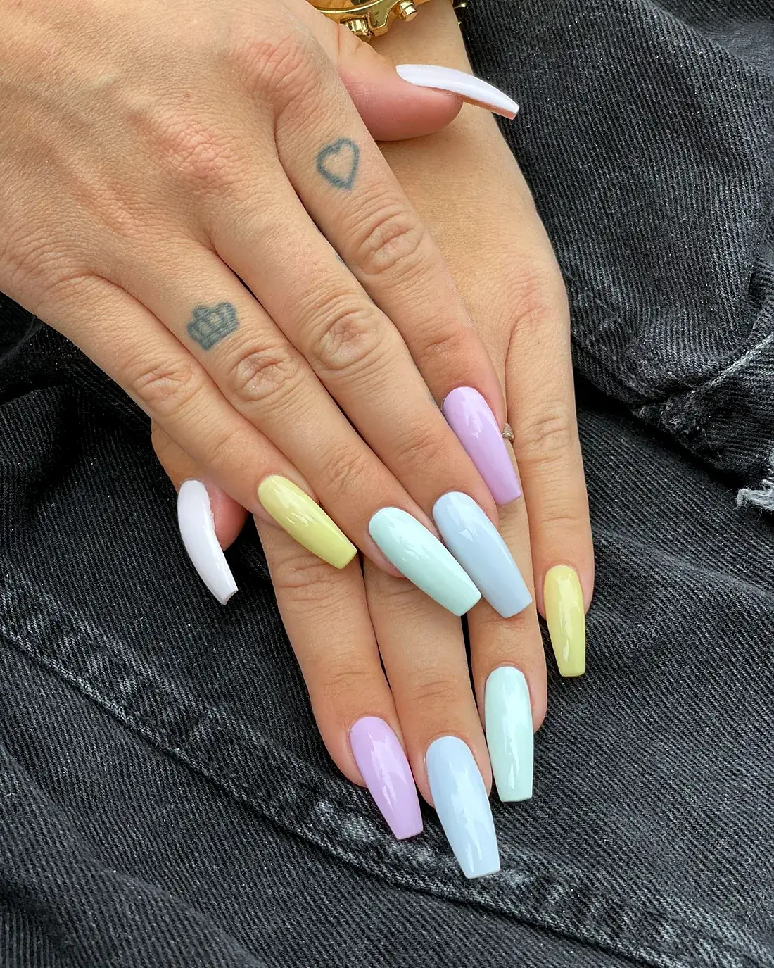 Lange Nägel in Pastellfarben, Arbeit aus dem Studio YOU3