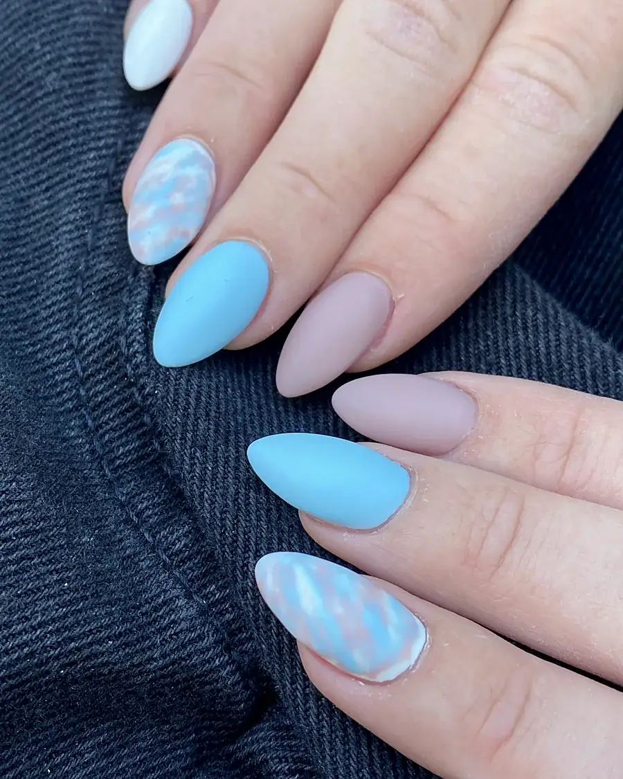 Nägel in Hellblau mit Marmor Akzenten