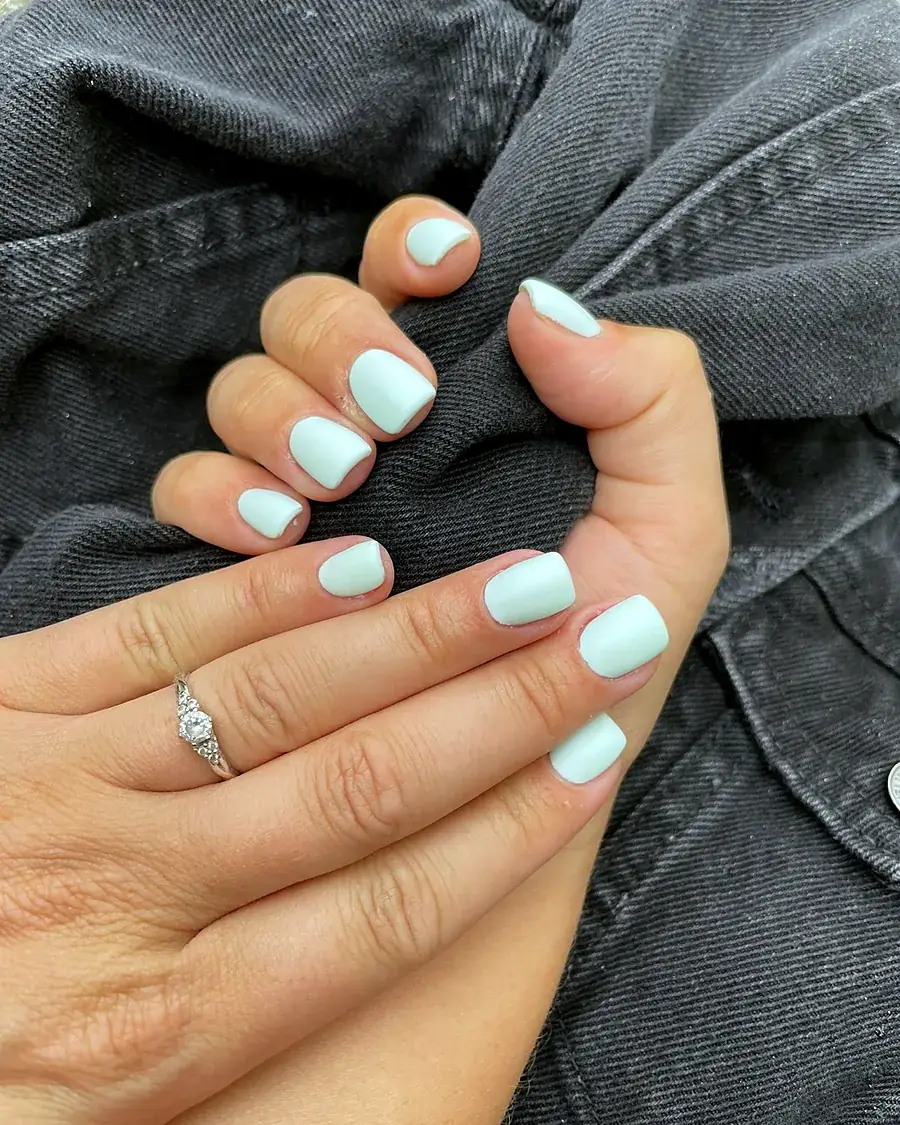 Kurze Nägel mit mintfarbener French Spitze