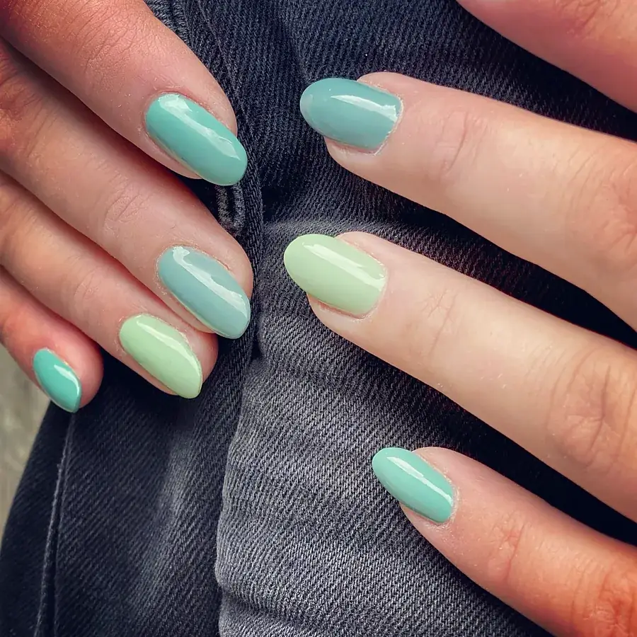 Nägel in Mint und Salbei