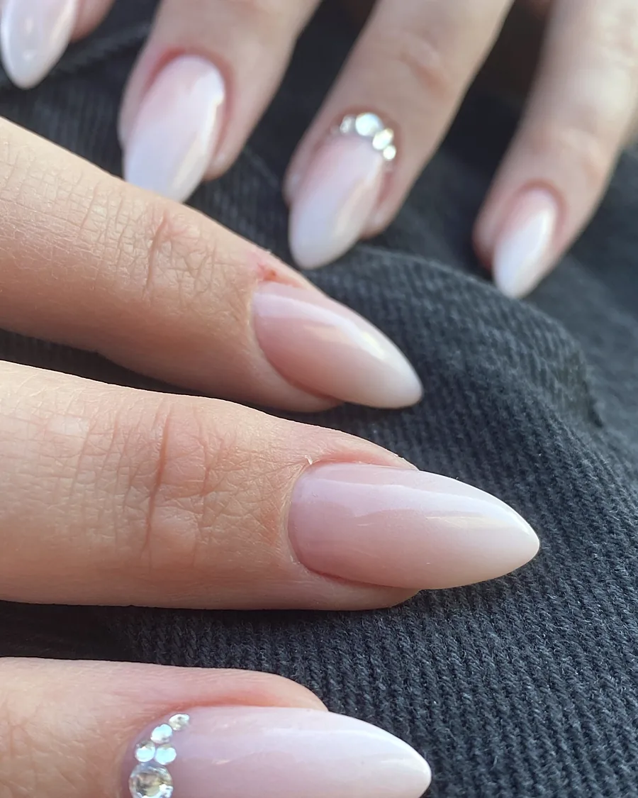 Nude Nägel mit Strasssteinen