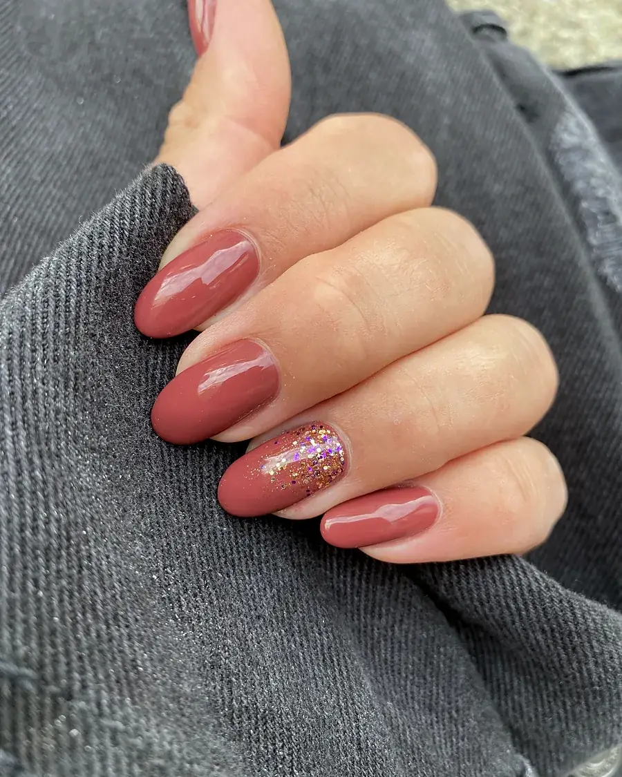 Nägel in Rosé mit Glitzer Akzent