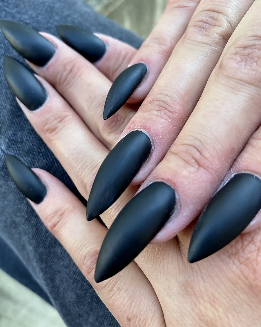 Lange Stiletto Nägel in mattem Schwarz