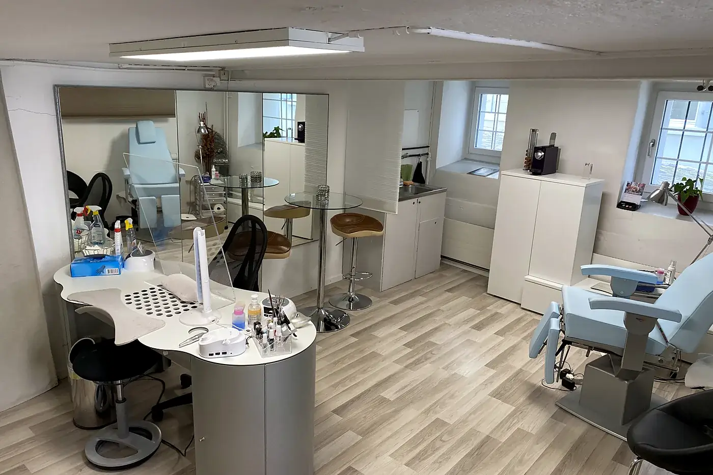 Heller Arbeitsraum eines der Studios mit Nageltischen
